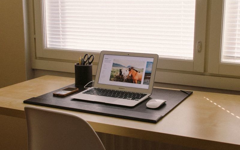 Image: apple-desk-iphone-2750.jpg